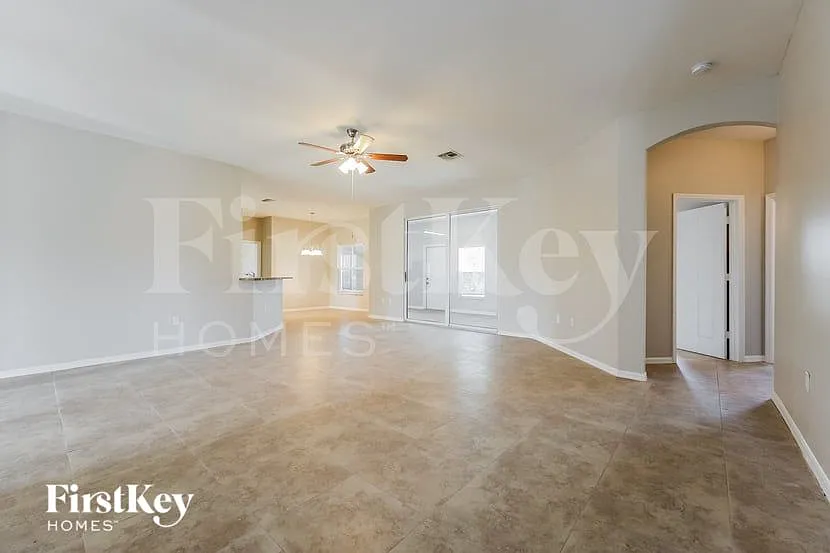 4 bed, 2.0 bath, 2429 sqft, $2,235 — Photo 4
