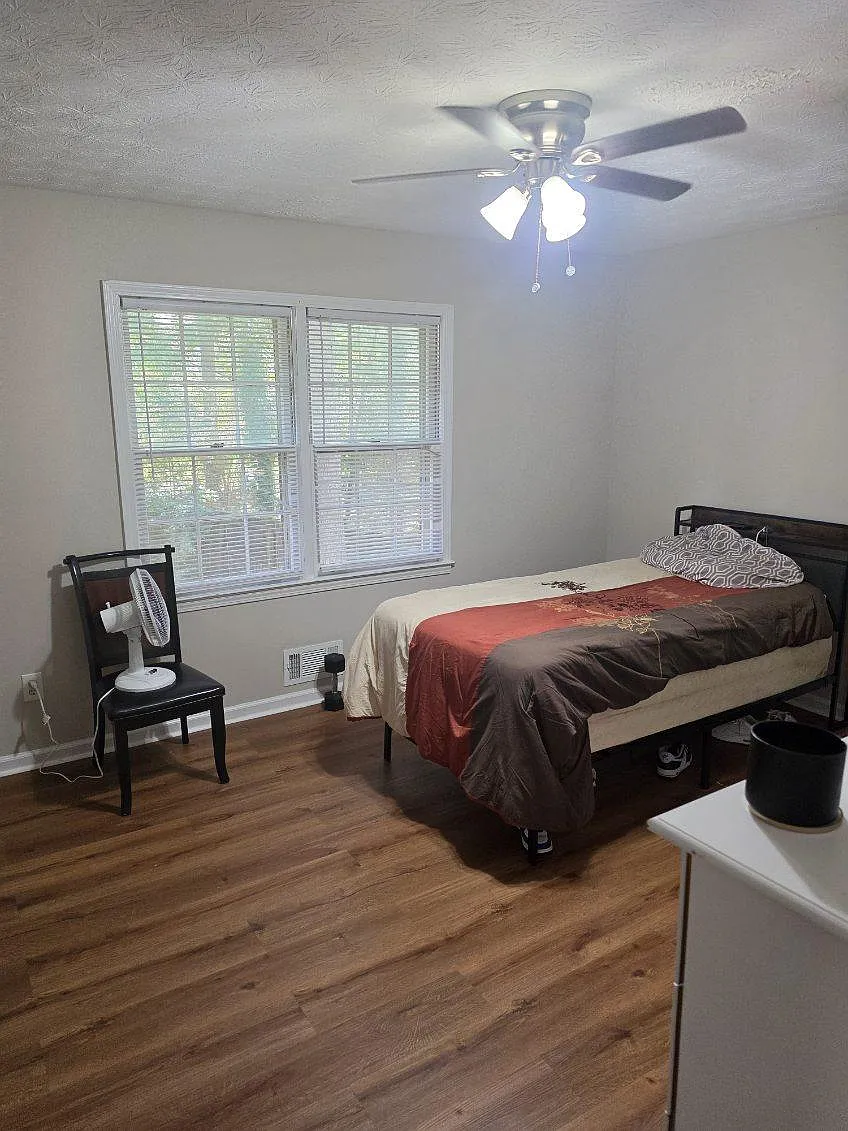 4 bed, 2.0 bath, 2076 sqft, $910 — Photo 1