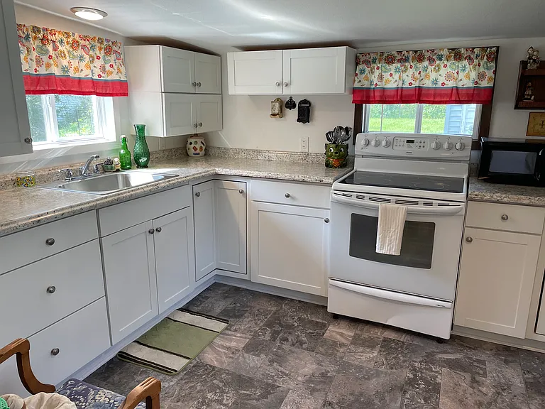 kitchen sink/stove