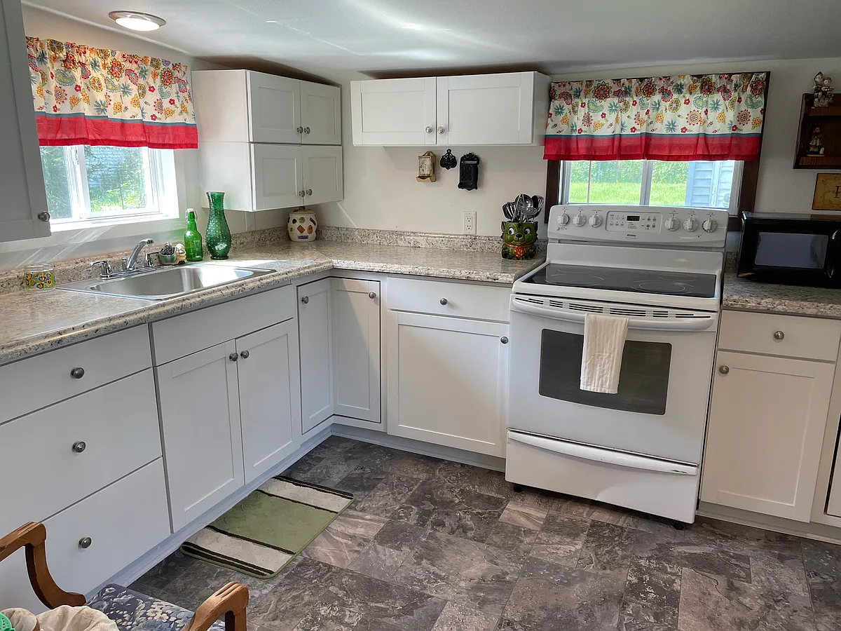 kitchen sink/stove - Mathews Dr