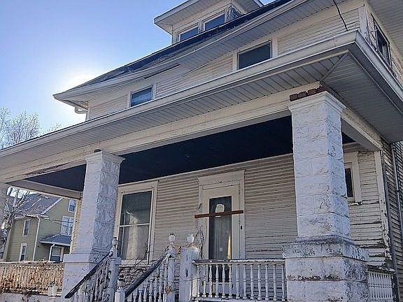 2nd image of 824 25th St