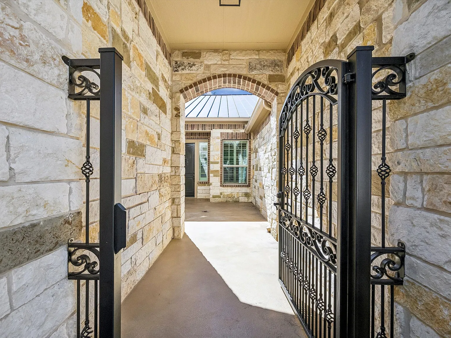 4 bed, 4108 sqft, $6,500 — Photo 2