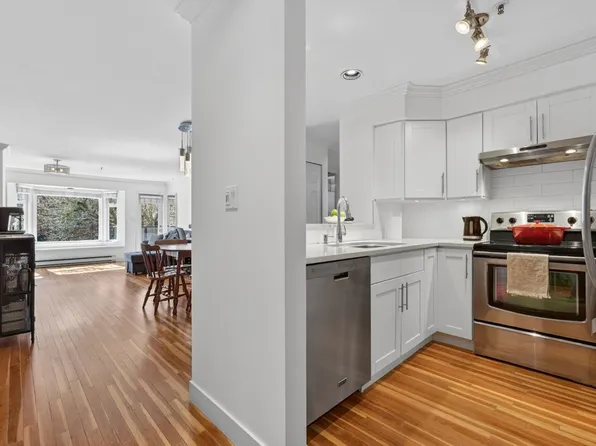 965 W 15th Ave #207, Vancouver, BC V5Z 1S1