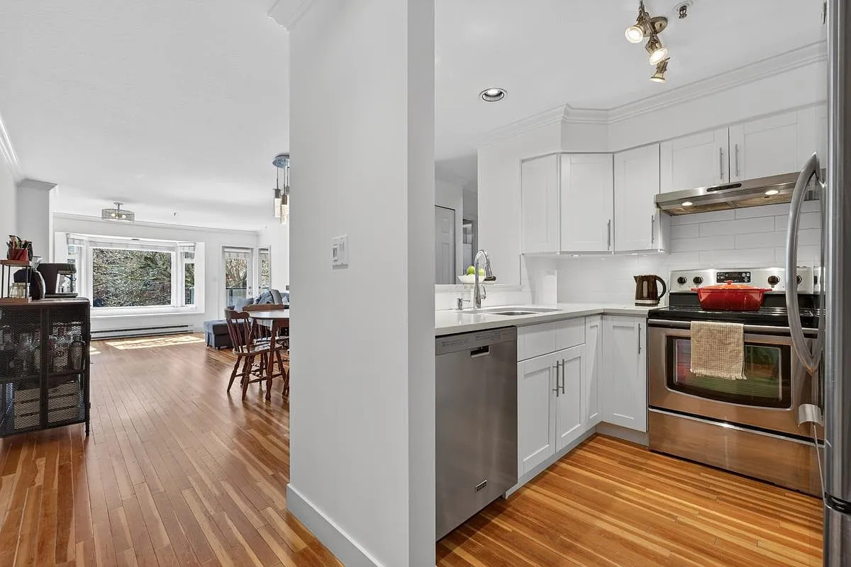 965 W 15th Ave #207 photo 1