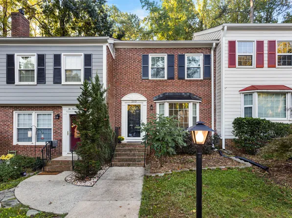203 Barbary Ct, Cary, NC 27511