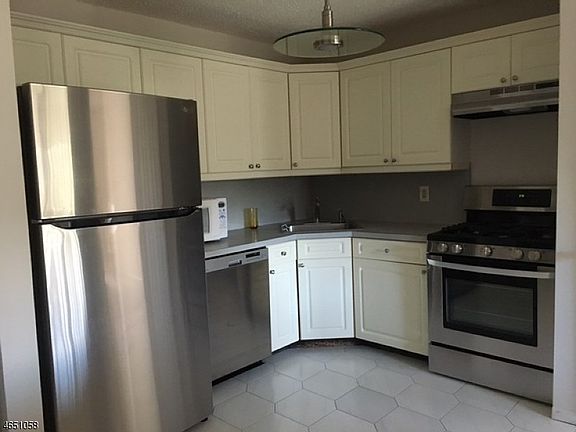 5th image of 27 Perkins Dr