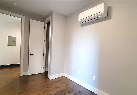 4th image of 534 Jackson Ave #1A