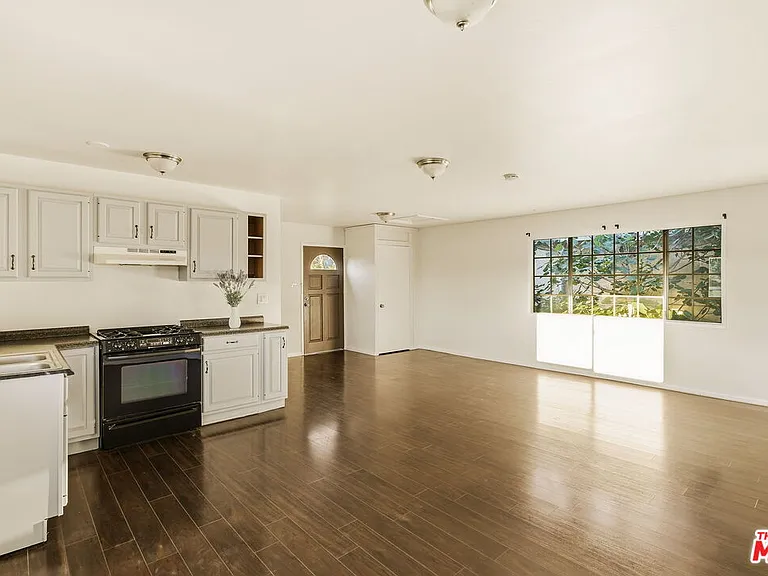 1026 S Windsor Blvd — Photo 55