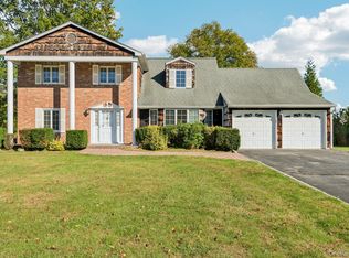 10 Aron Dr, Woodbury, NY 11797