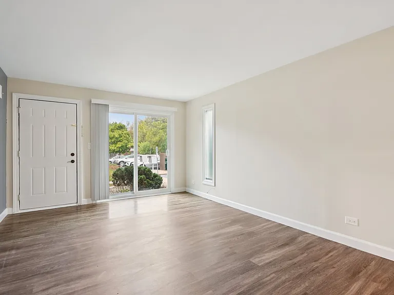 Crystal Lake Apartments — Photo 40