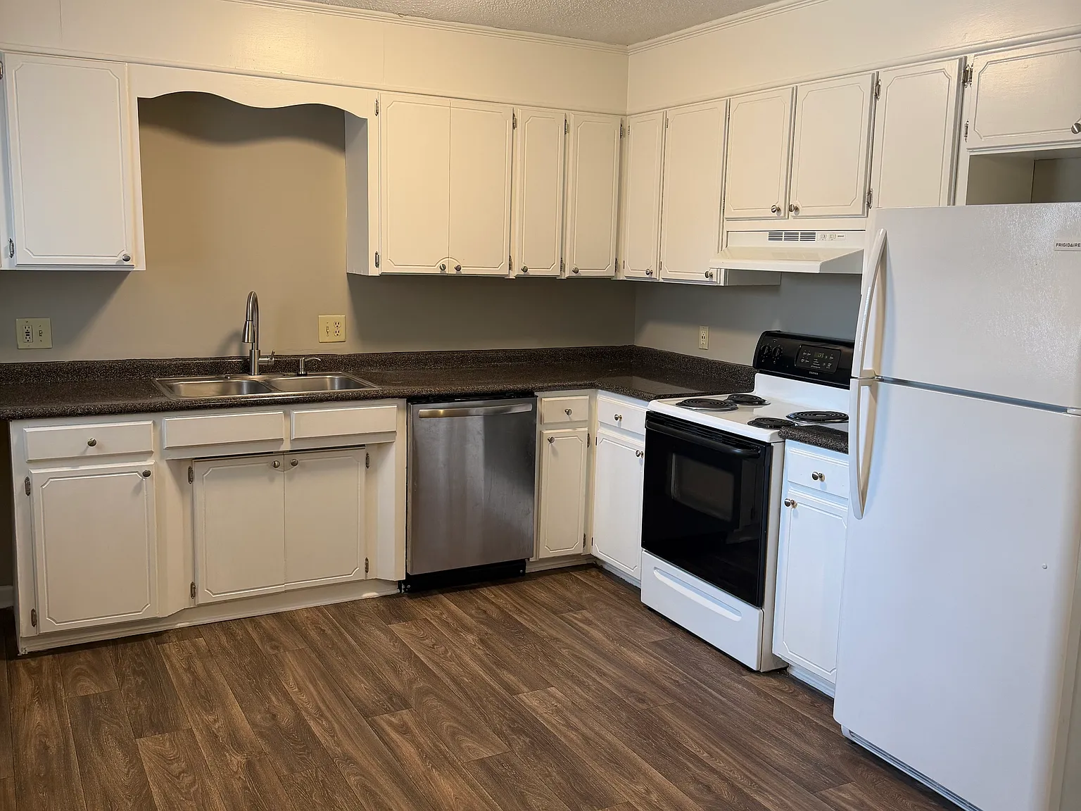 2 bed, 1.5 bath, 970 sqft, $1,135 — Photo 1