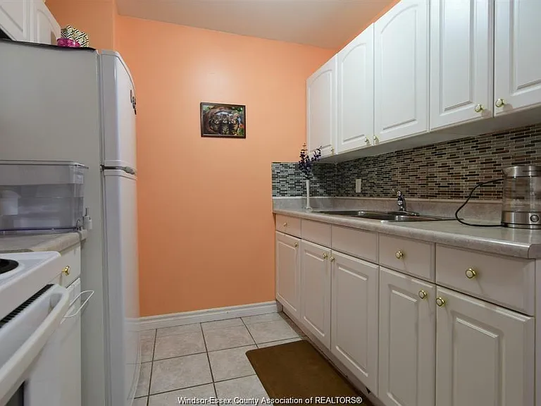 5468 Lassaline Ave — Photo 8