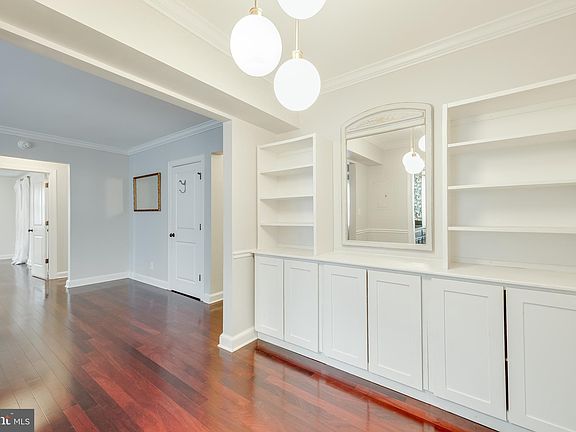 4th image of 906 S Washington St APT 111