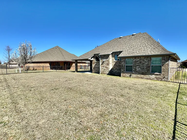 1106 Remington Ct — Photo 36
