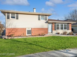 951 Maple Ln, Bartlett, IL 60103