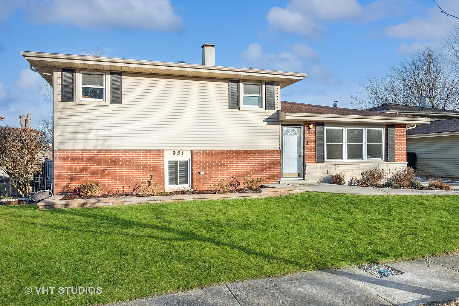 951 Maple Ln photo 1