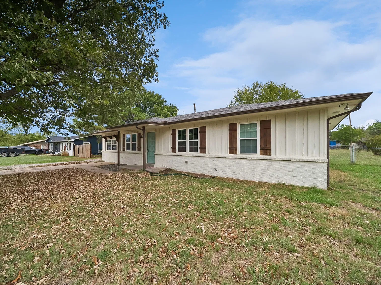 3 bed, 1.0 bath, 1351 sqft, $1,800 — Photo 2