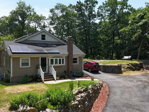 37 Skyland Ave, Wanaque, NJ 07420