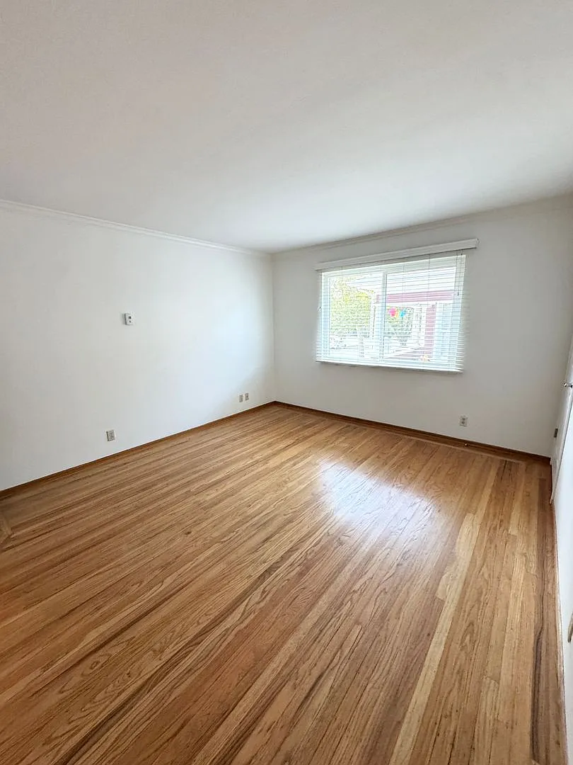 Midtown Apartment — Photo 4