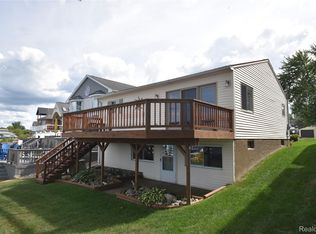 2414 Cranewood Dr, Fenton, MI 48430