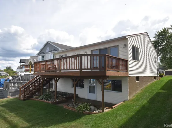 2414 Cranewood Dr, Fenton, MI 48430