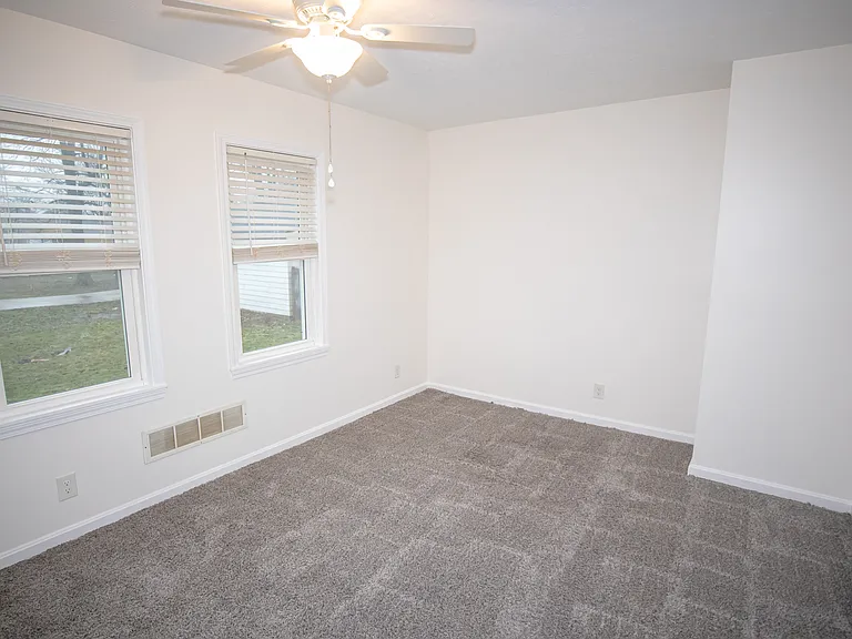 84 Thames Ave — Photo 16