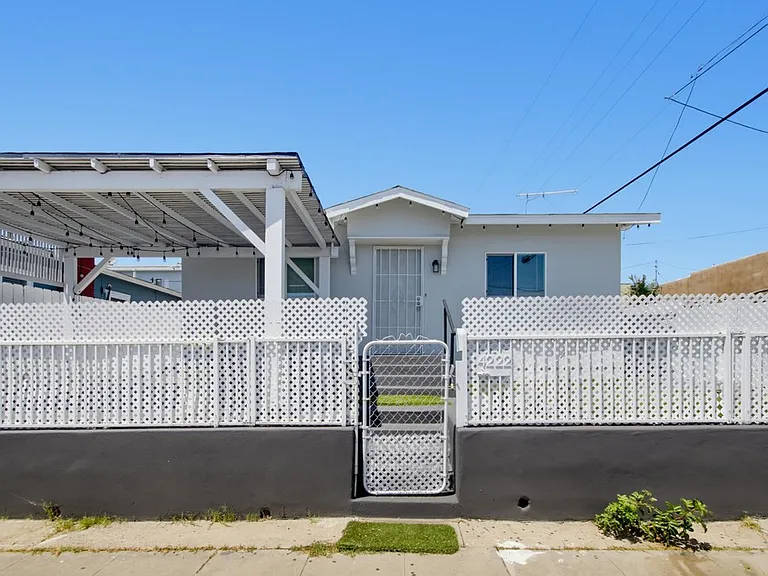 4222 Myrtle Ave — Photo 2