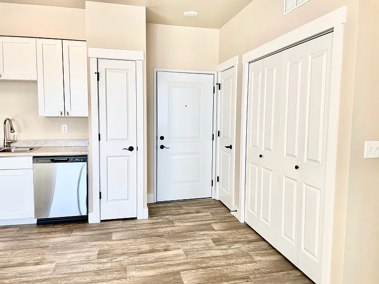 915/6SQFT Units Entry