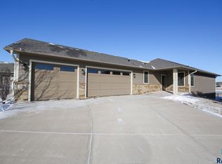 716 E Shadow Creek Ln, Sioux Falls, SD 57108