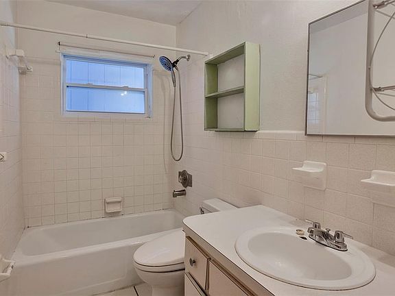 4th image of 119 175th Terrace Dr E #1