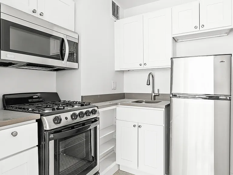 320 W 22nd St #3A — Photo 4