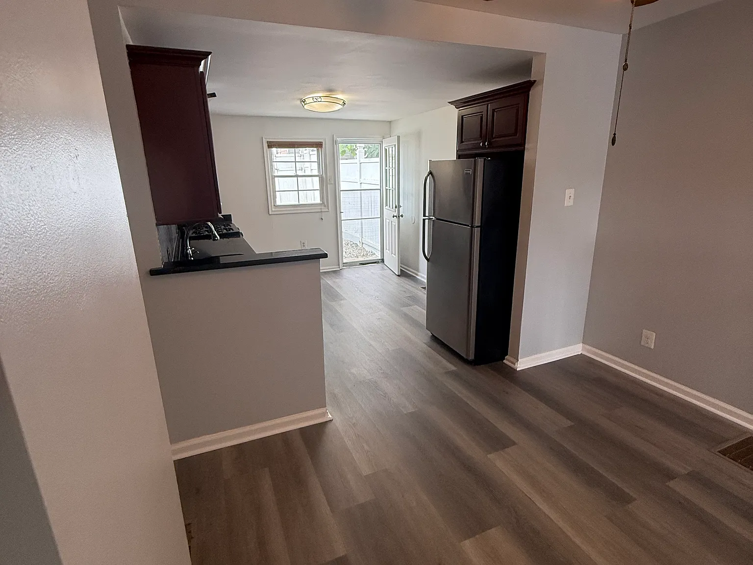 3 bed, 825 sqft, $1,800 — Photo 3