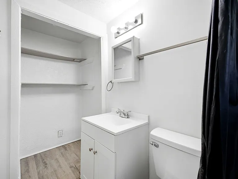 486 Hanley St — Photo 13