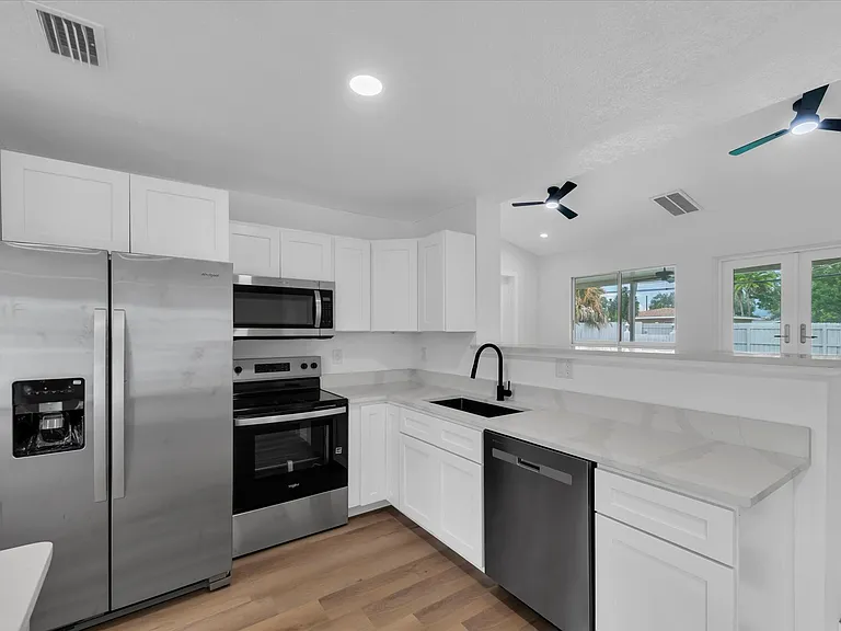 3811 Huntington St NE — Photo 9