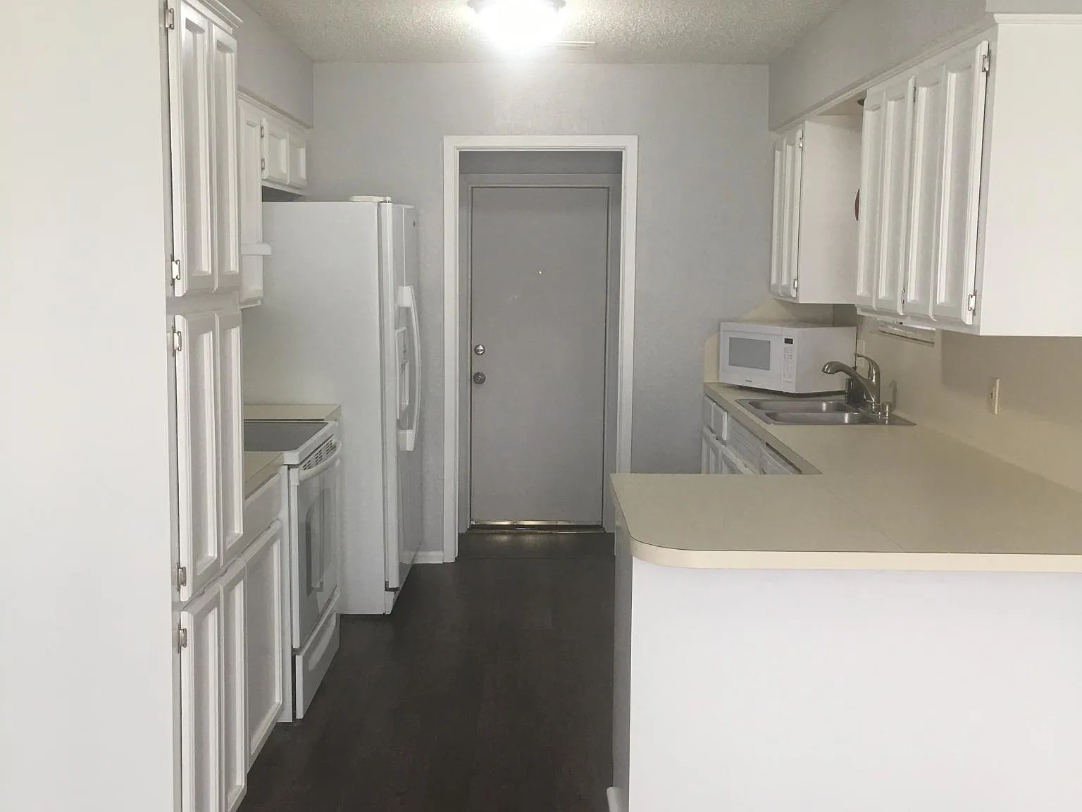 6910 Dundee Dr — Photo 3