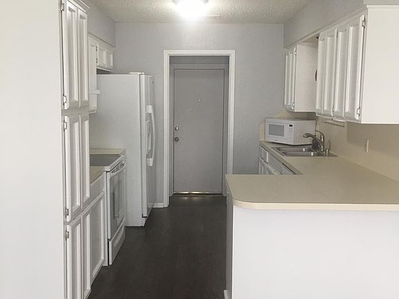 3rd image of 6910 Dundee Dr