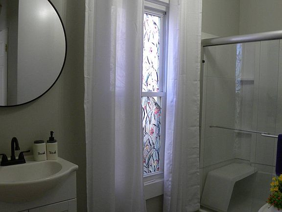 4th image of 605 S King St