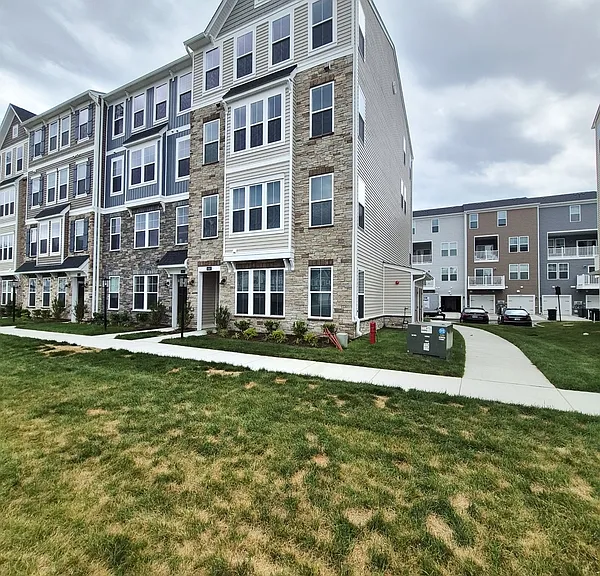 648 Brookwood Glen Ter #B — Photo 1