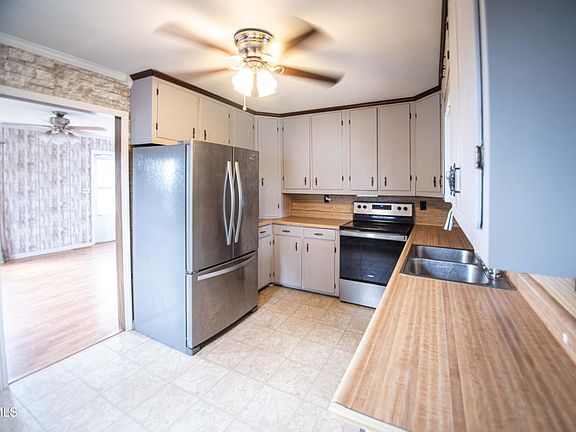 5th image of 1524 Parton Dr