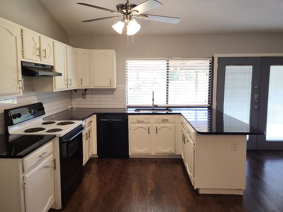1st image of 2922 Centennial Dr