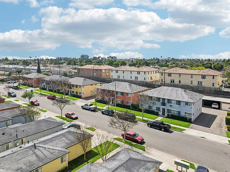 Mavis Plaza Apartments — Photo 32