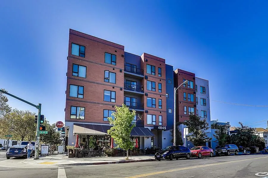 4045 Broadway — Photo 3
