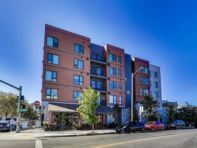 4045 Broadway — Photo 3