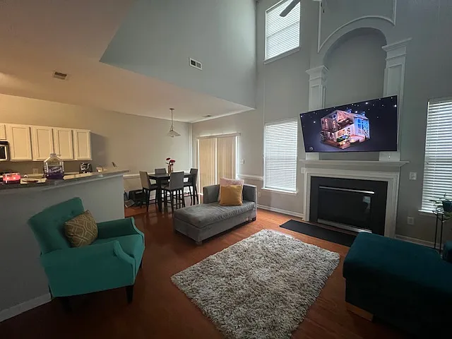 4 bed, 2.5 bath, 2234 sqft, $1,975 — Photo 3