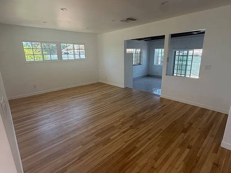 10101 Densmore Ave — Photo 4