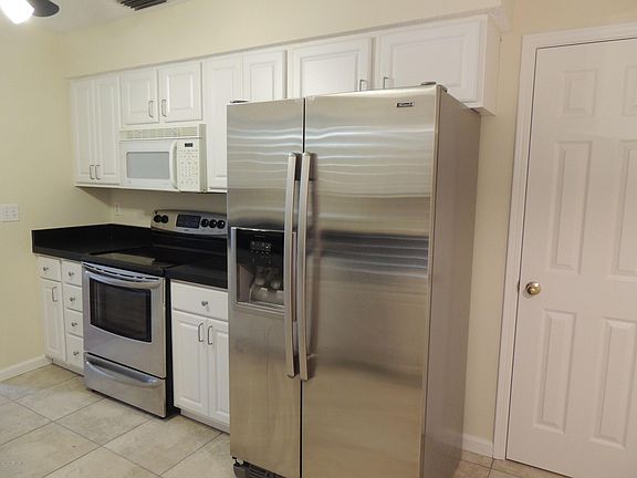 5th image of 403 Willow Green Dr