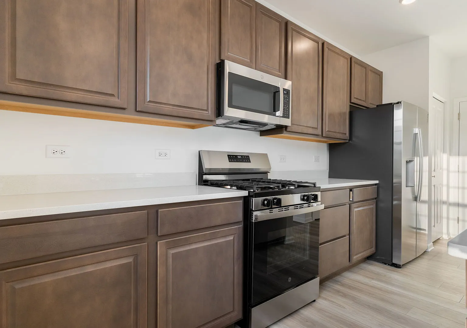 3 bed, 2.5 bath, 2074 sqft, $3,700 — Photo 2