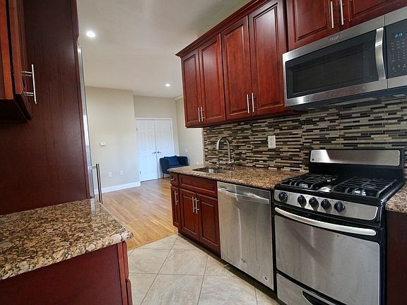 3rd image of 390 Vernon Ave #C1