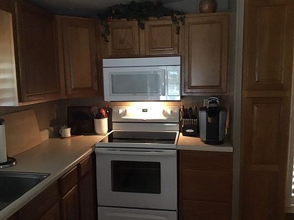 3rd image of 27 Coves End Dr