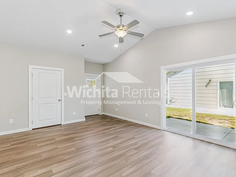 5146 Honeylocust St — Photo 5